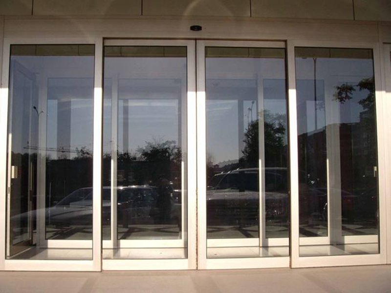 门窗十大品牌老赖不赖告诉您，玻璃门的优缺点有哪些？